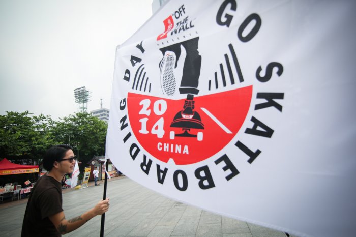 VANS 旗帜带领我们抢回街道