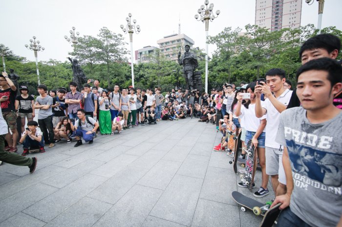 围观的都给他们围起来,这才是真正的英雄广场