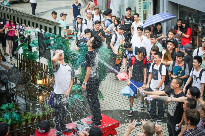 谁先喝完谁拿鞋!