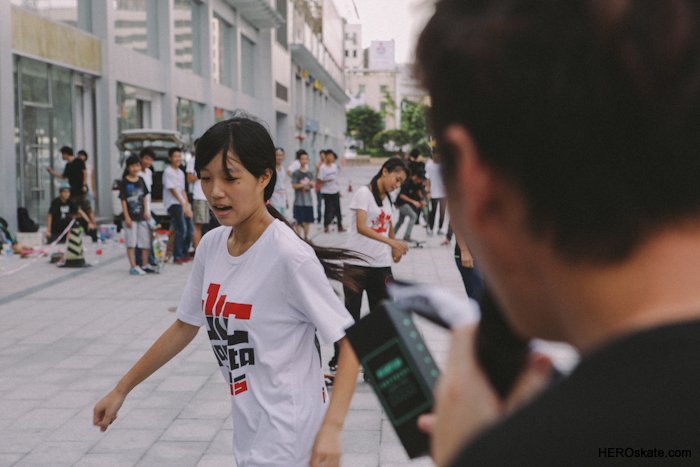 女滑手的荡板赛