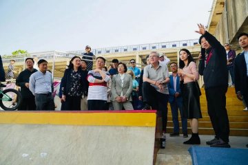 国际奥委会主席巴赫参观上海黄浦滨江滑板极限公园